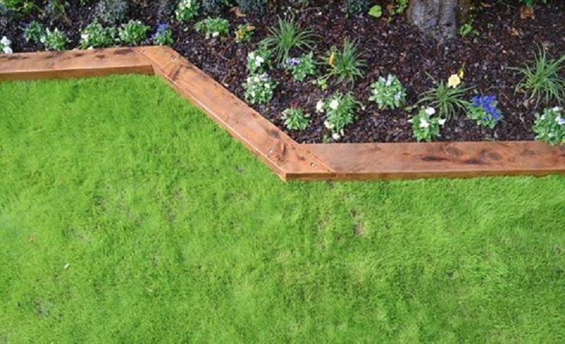 wooden-garden-bed-edging-01